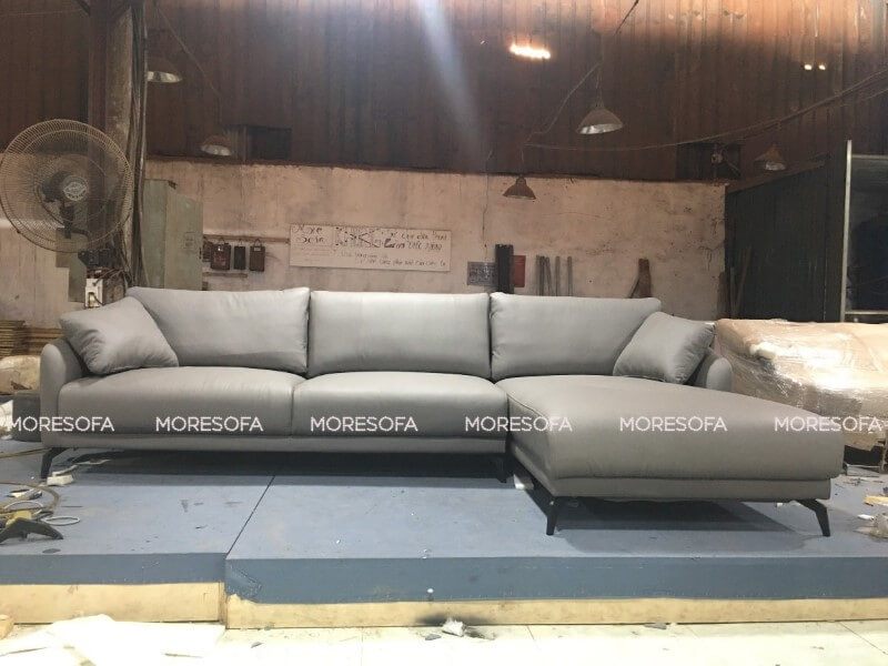 Việc thi công Sofa L hiện đại bọc da thật cao cấp nhập khẩu, mang lại sự sang trọng cho khách ở chung cư Ecopark.